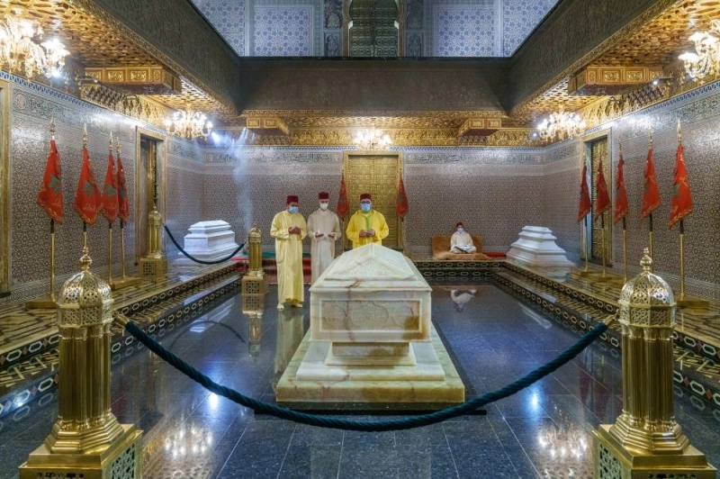 Le Roi Mohammed VI se recueille sur la tombe de Feu SM le Roi Mohammed V.
