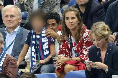 Jamel Debbouze dans les tribunes su stade de France avec Mélissa Theriau et leur fils Léon en 2018. Bestimage