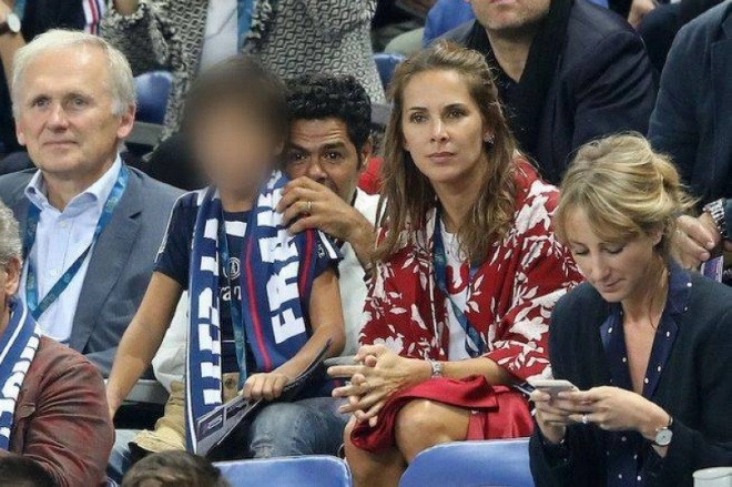 Jamel Debbouze dans les tribunes su stade de France avec Mélissa Theriau et leur fils Léon en 2018. Bestimage