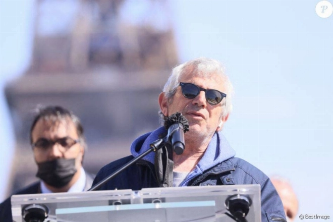 Gad El Maleh lors de la manifestation de soutien à la famille de Sarah Halimi sur la place du Trocadéro à Paris le 25 avril 2021