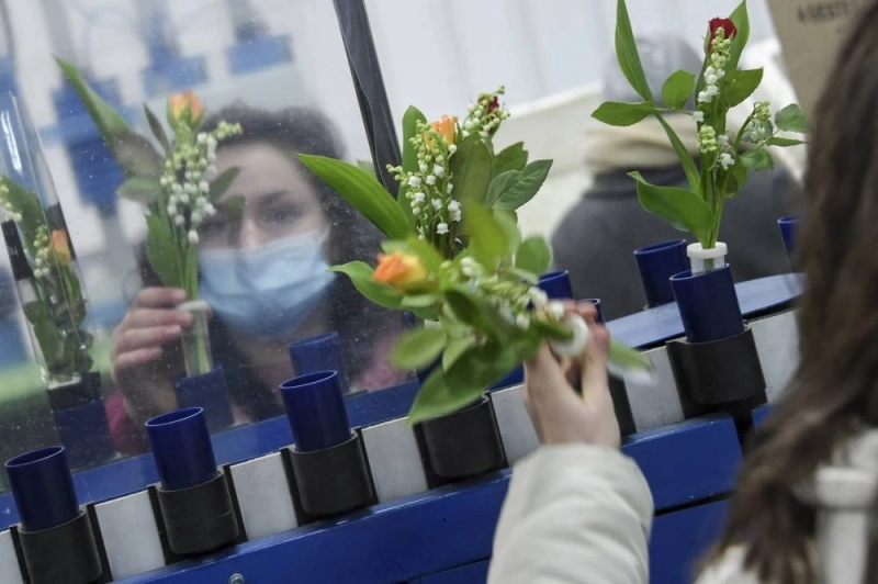 L'habitude d'offrir le 1er mai un muguet, comme fleur porte-bonheur, est répandue en France, en Suisse et en Belgique.