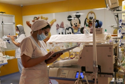 L'un des bébés pèse 500 grammes, mais comme les 8 autres jumeaux, son état est stable, selon le staff médial.