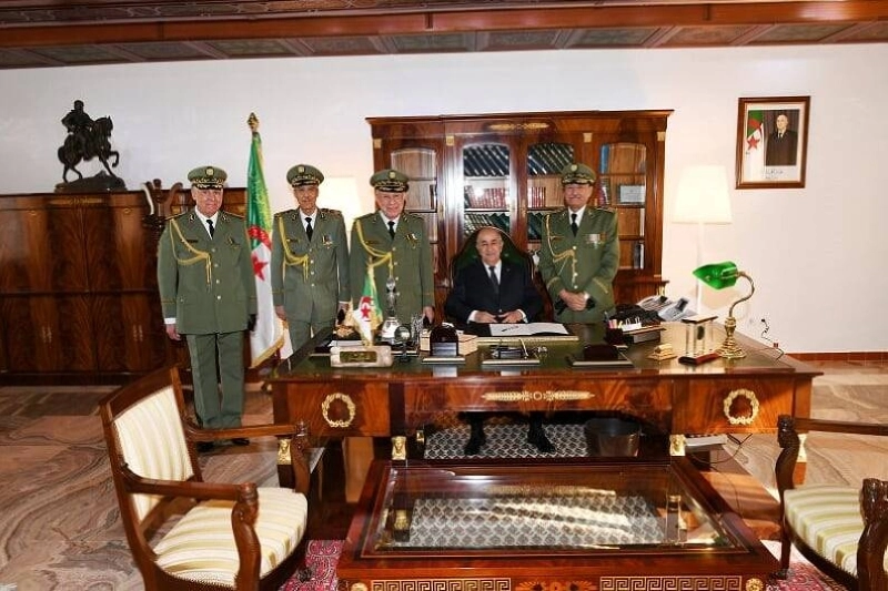 Le président Abdelmajid Tebboun bien encadré.
