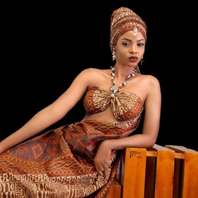 Angele Kossinda en habit traditionnel camerounais