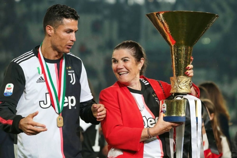 Maria Dolores triomphale avec son fils Cristiano Ronaldo qu'elle appelle Cristianinho