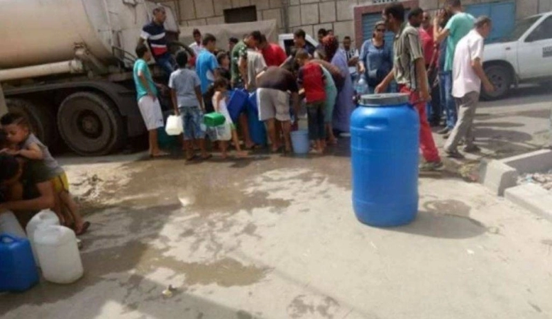 La pénurie de l’eau en Algérie s'aggrave de plus en plus, poussant les Algériens à se ruer sur les robinets publics.
