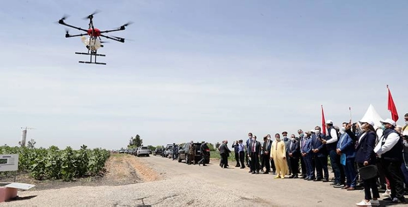 En visite à Sidi Kacem, Aziz-Akhannouch a assisté à une démonstration de traitement des cultures par drone.