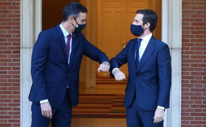 Pedro Sanchez (G) et Pablo Casado. Avant la distanciation sociale, il y avait déjà la distanciation politique.