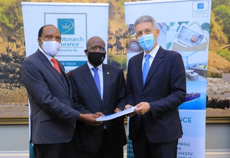 (De gauche à droite): Hon Jared Kangwana, PDG du groupe Kamu, Richard Omwela, Président de Monarch Insurance et Mohamed Hassan Bensalah, PDG du groupe Holmarcom lors de la signature de l'accord entre Holmarcom et Kenyane,The Monarch Insurance