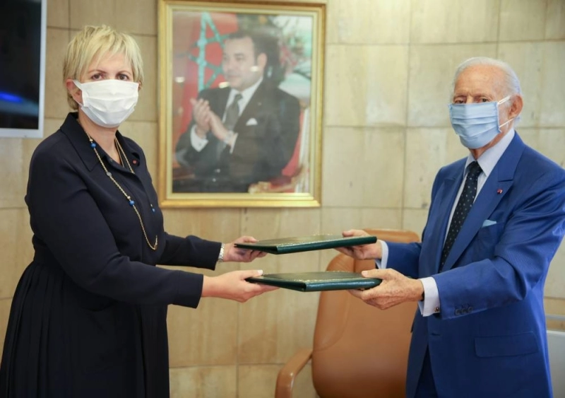 La présidente de l’AMMC, Nezha Hayat et le président du GPBM, Othman Benjelloun.