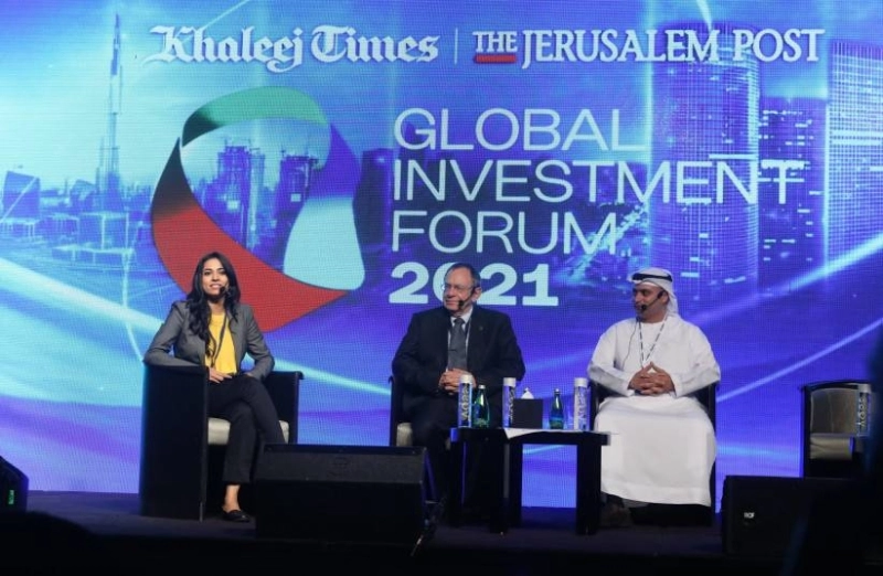 Le professeur Rafael Beyar, co-fondateur et associé directeur général d’ALIVE et le Dr Marwan Al Mulla, PDG de Dubai Health Authority s'entretenant avec Anjana Sankar, rédactrice adjointe, Khaleej Times au Global Investment Forum Dubaï 2021
Photo : Marc Israel Sellem, The Jerusalem Post
