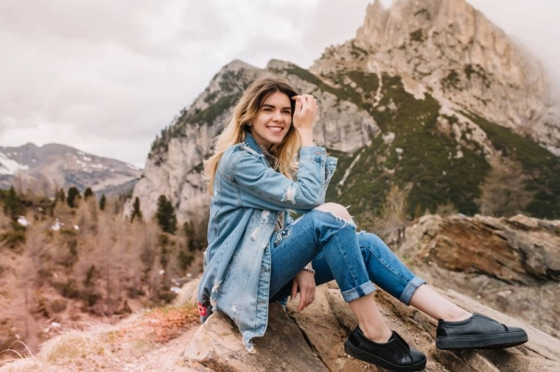 Le jeans déchiré a toujours le vent en poupe
