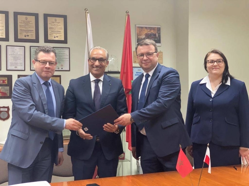 L'ambassadeur du Maroc à Varsovie avec des investisseurs polonais après la signature par ces derniers d'une déclaration d'intention pour l'investissement au Sahara marocain