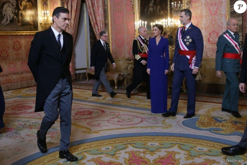 Pedro Sanchez devant le Roi Felippe VI