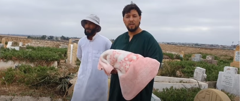 Le youtubeur emmène ses followers jusqu'au cimetière pour enterrer son bébé