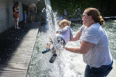 Chacun se rafraîchit comme il peu pour faire face à la canicule extrême que connaît le Canada