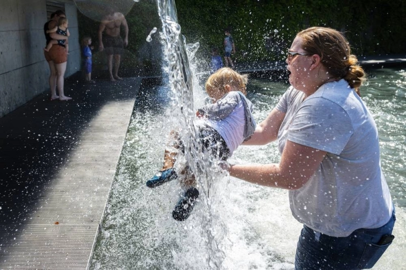 Chacun se rafraîchit comme il peu pour faire face à la canicule extrême que connaît le Canada