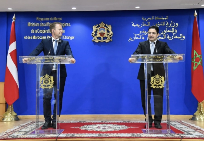 Le ministre danois des Affaires étrangtères, Jeppe Sebastian Kofod et le ministre des Affaires étrangères, de la Coopération africaine et des Marocains résidant à l’étranger, Nasser Bourita