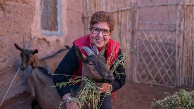 Hassania Kanoubi est passionnée par l'élevage des "vaches des pauvres"
