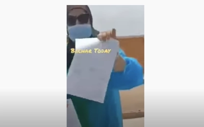 L'une des pédiatres brandissant sa démission de l'hôpital Boudiaf de Béchar