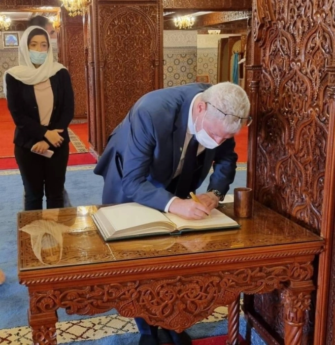 Le chef de la délégation israélienne, Alon Ushpiz écrivant un message dans le livre d’or du Mausolée Mohammed V.