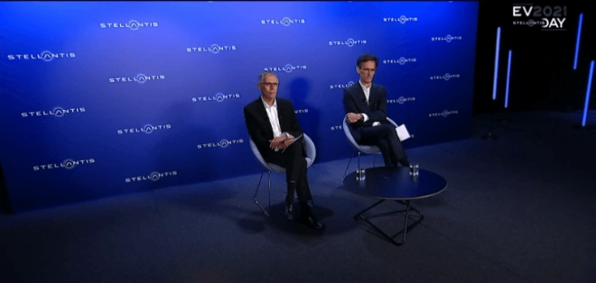 Carlos Tavares DG de Stellantis et Richard Parlmer, directeur financier de groupe lors de la conférence du jeudi 8 juillet 2021