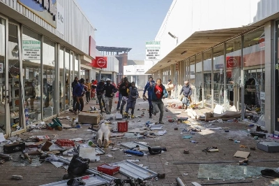 De nombreux magasins ont été pillés