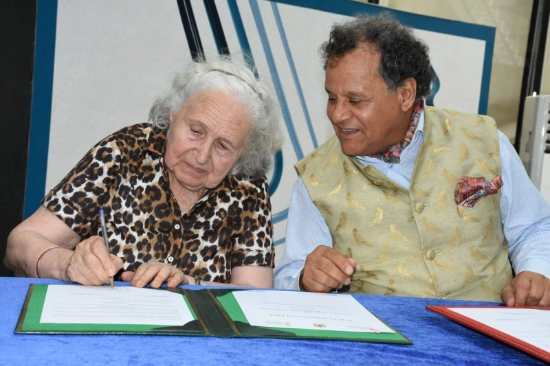 Signature des actes de donation par Hélène Youssoufi en faveur de la FNM