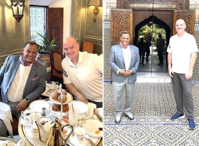 Le président de la FIFA Gianni Infantino en compagnie du président de la FNM Mehdi Qotbi au musée Dar Bacha à Marrakech