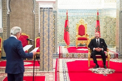 Ph. Archives. Abdellatif Jouahri présentant le rapport annuel de BAM au Roi Mohammed VI