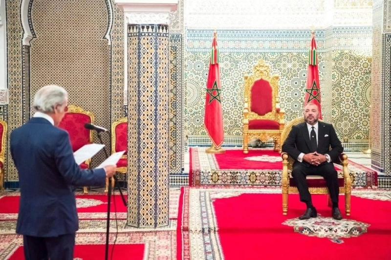 Ph. Archives. Abdellatif Jouahri présentant le rapport annuel de BAM au Roi Mohammed VI
