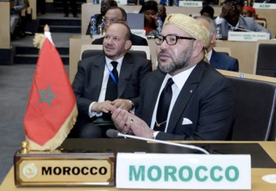 Le Roi Mohammed VI lors du mémorable 28e Sommet des Chefs d'Etat et de gouvernement de l'Union Africaine (UA) tenu le 31 janvier 2017 à Addis Abeba en Ethiopie. Et derrière le Souverain, le Conseiller Royal Fouad Ali El Himma.