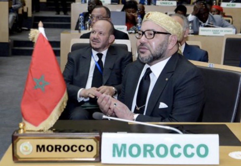 Le Roi Mohammed VI lors du mémorable 28e Sommet des Chefs d'Etat et de gouvernement de l'Union Africaine (UA) tenu le 31 janvier 2017 à Addis Abeba en Ethiopie. Et derrière le Souverain, le Conseiller Royal Fouad Ali El Himma.