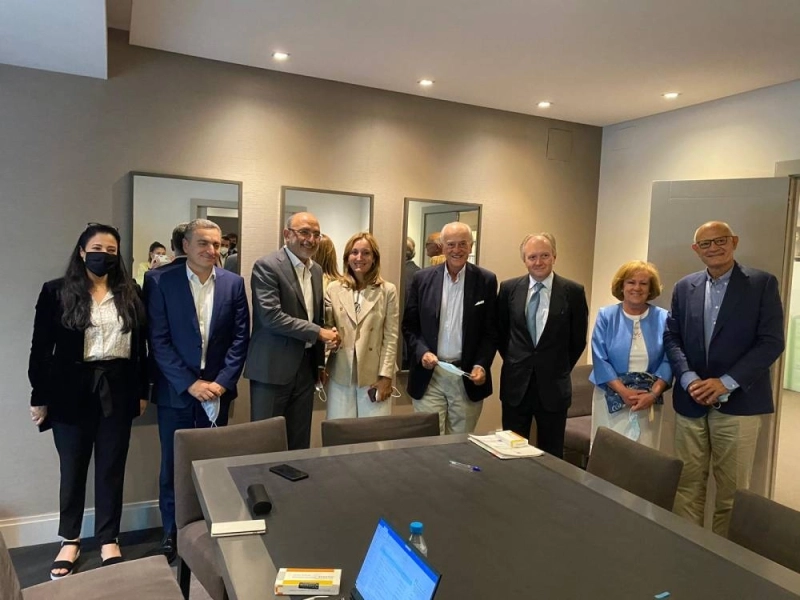 Une vue de la cérémonie de signature de l'accord de vente entre Intelcia et Unisono