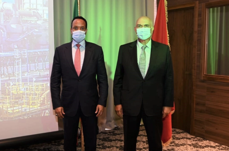 El Mostafa Terrab, PDG du groupe OCP avec le ministre éthiopien des Finances, Ahmed Shide