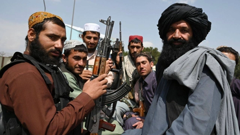 Des talibans posant triomphalement après leur assaut sur Kaboul