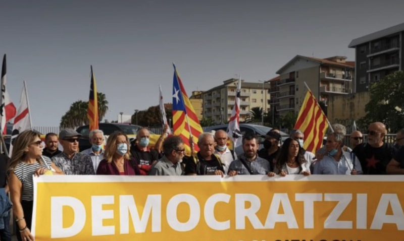 Vue de la manif organisée devant le consulat d'Italie à Barcelone