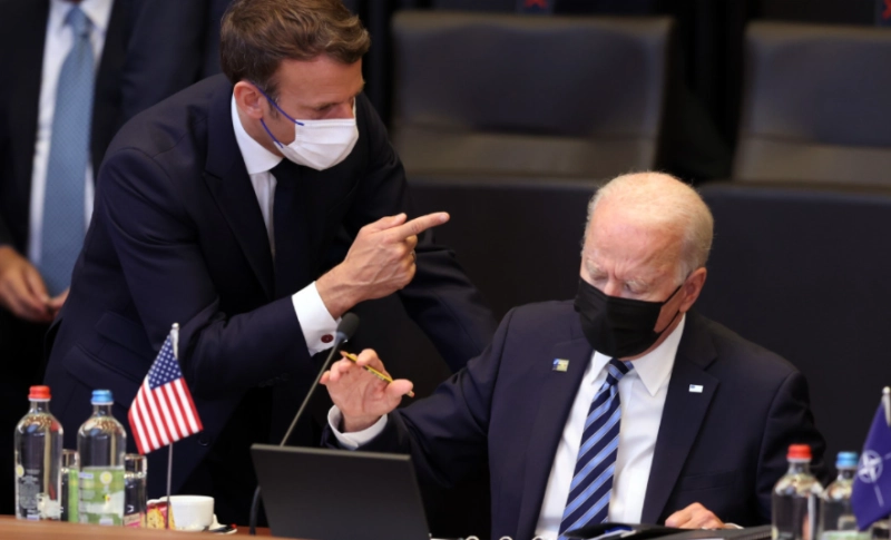 Macron: C'est un coup de poignard dans le dos
Biden: Okay, okay, faites une autopsie et revenez me voir!