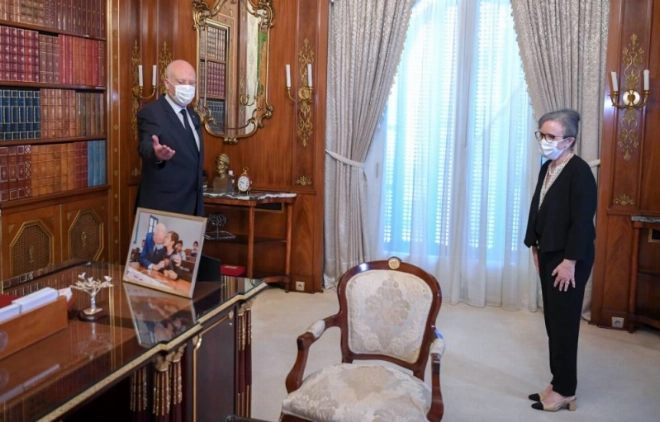 Le Président tunisien Kaïs Saïed recevant dans son bureau Najla Bouden, mercredi 29 septembre, jour de sa nomination au poste de Première ministre en charge de former le nouveau gouvernement