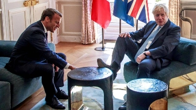 Boris Johnson (UK) et Emmanuel Macron (France). Préparation des papiers du divorce.