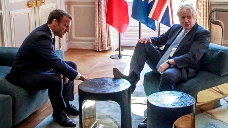 Boris Johnson (UK) et Emmanuel Macron (France). Préparation des papiers du divorce.