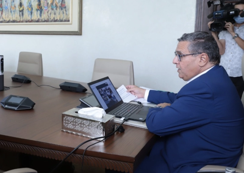 Le chef du gouvernement, Aziz Akhannouch s'entretenant, à distance, avec les autres membres de son cabinet.