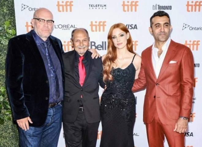 John Michael McDonagh, Ismael Kanater, Jessica Chastain et Mourad Zaouià la première de The Forgiven lors du Festival international du film de Toronto 2021-crédit photo Dominik Magdziak.