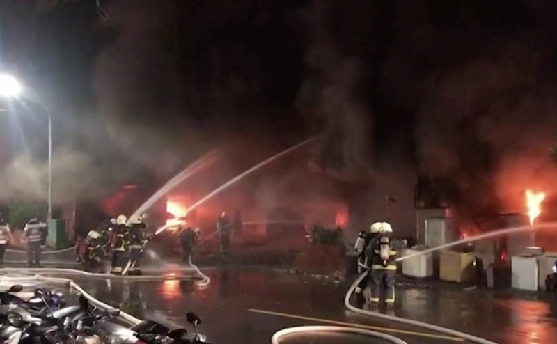Cette image donne un aperçu de l'ampleur de l'incendie survenu dans un immeuble de la ville de Kaohsiung dans le sud de Taïwan