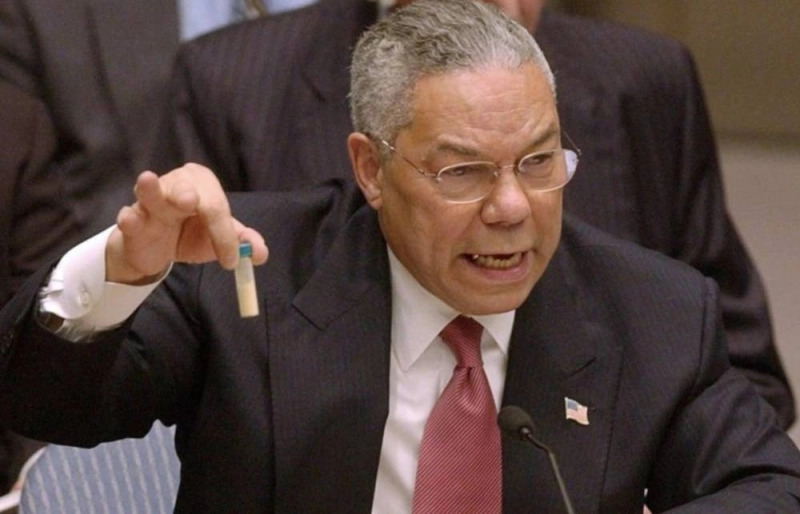 L’ancien secrétaire d’Etat américain, Colin Powell montrant au monde un échantillon de susbstances chiliques non conventionnelles qu'aurait utilisé l'armée de l'Irak de Saddam