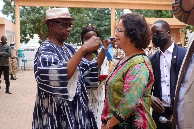 Latifa Akharbacha été décorée à titre exceptionnel à Ouagadougou de l’insigne de Commandeur du Mérite des Arts, des Lettres et de la Communication au nom du Président du Burkina Faso, Roch Marc Christian Kaboré.
