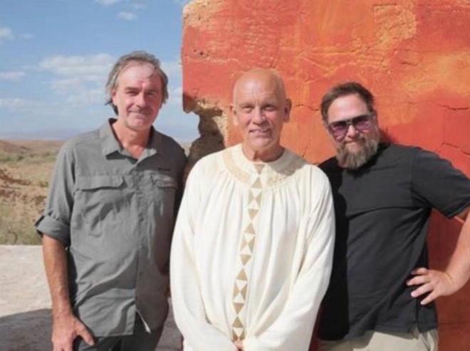 John Malkovich en tournage à Ouarzazate avec Benoit Debie et Robert Schwentke.