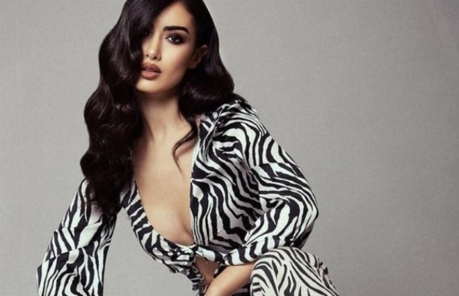 La top model basque d'origine marocaine Sarah Loinaz en femme fatale.