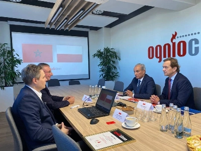 Les top managers d'Ogniochron s'entretenant avec l'ambassadeur du Maroc à Varsovie
