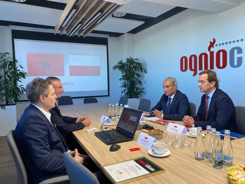Les top managers d'Ogniochron s'entretenant avec l'ambassadeur du Maroc à Varsovie